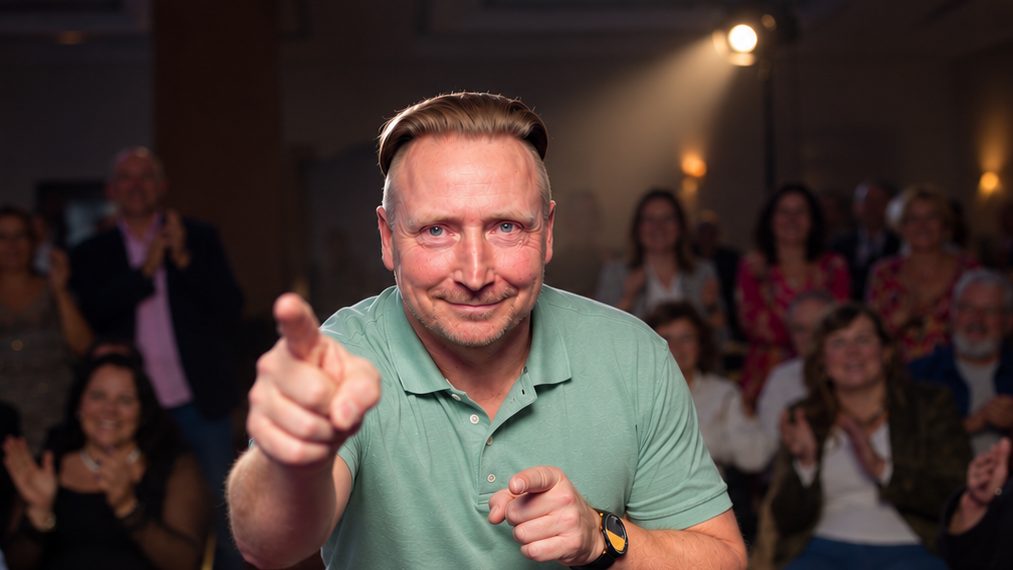 André auf der Bühne zeigt auf den Betrachter